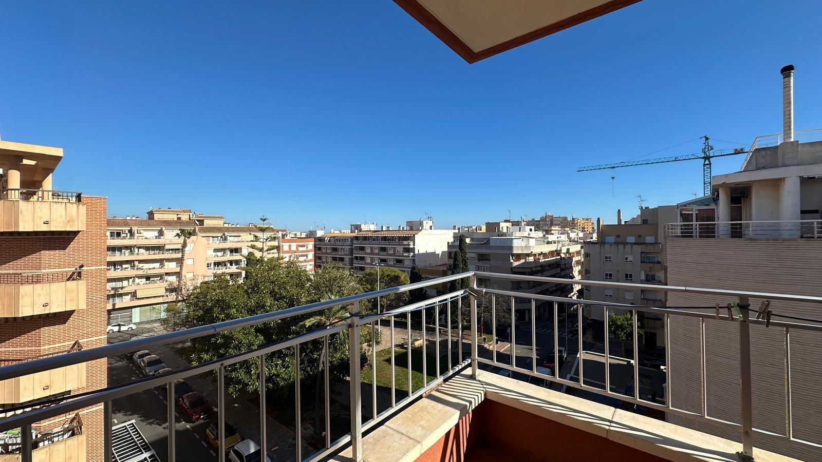 For sale - 3 Bedroom 1 Bathroom Apartment in Torrevieja - Estacion De Autobuses  - Alicante