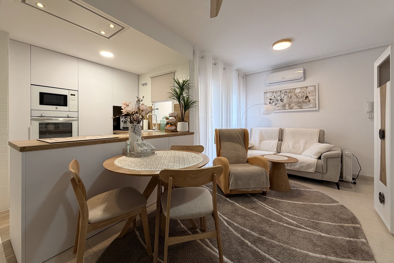 For sale - 3 Bedroom 2 Bathroom Apartment in Torrevieja - Costa Blanca  - Alicante