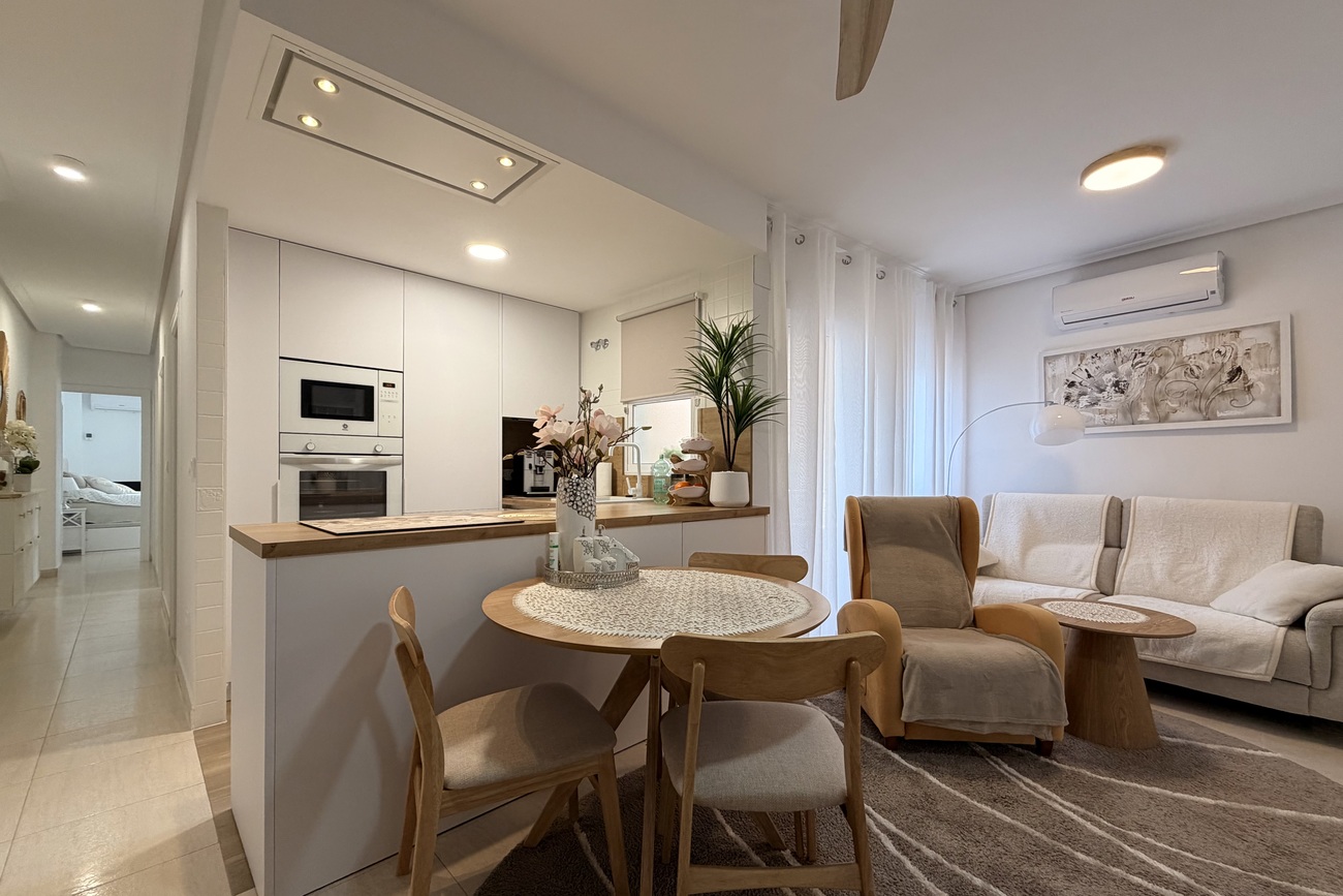 For sale - 3 Bedroom 2 Bathroom Apartment in Torrevieja - Costa Blanca  - Alicante
