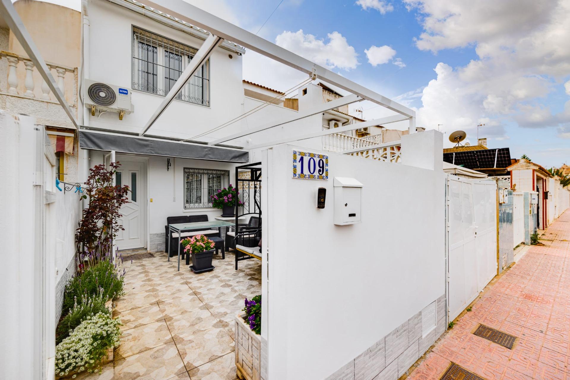 For sale - 3 Bedroom 1 Bathroom Town House in Torrevieja - Calas Blanca  - Alicante