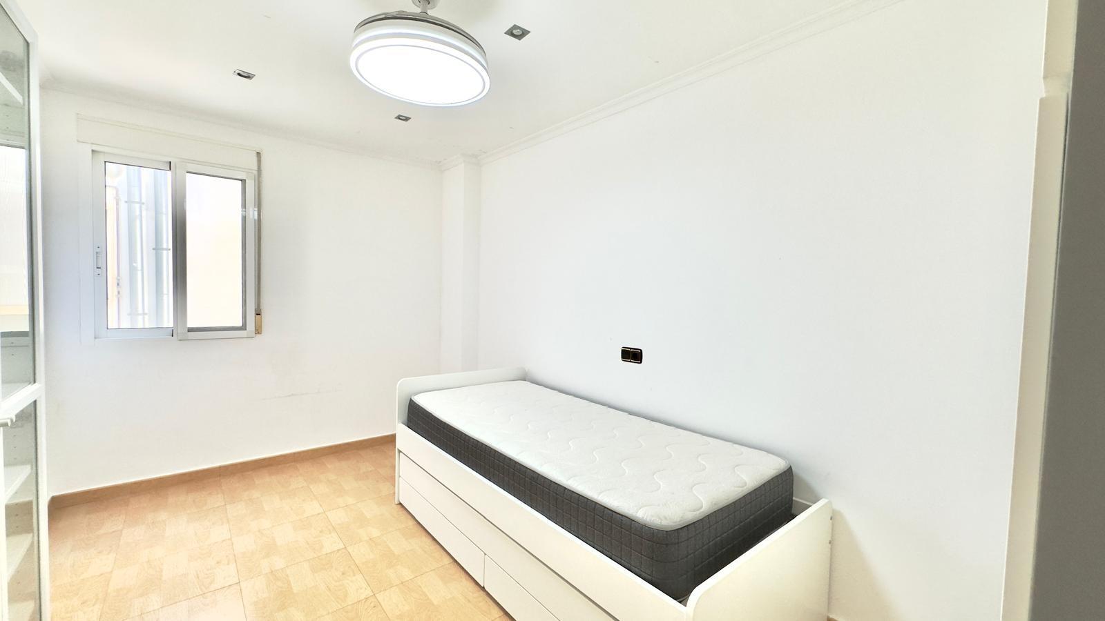 For sale - 3 Bedroom 1 Bathroom Apartment in Torrevieja - Centro  - Alicante