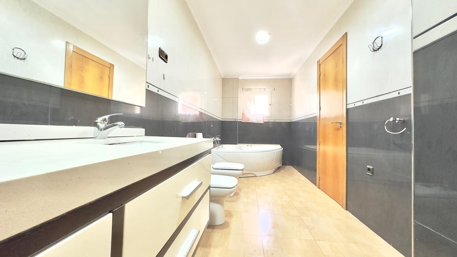 For sale - 3 Bedroom 1 Bathroom Apartment in Torrevieja - Centro  - Alicante