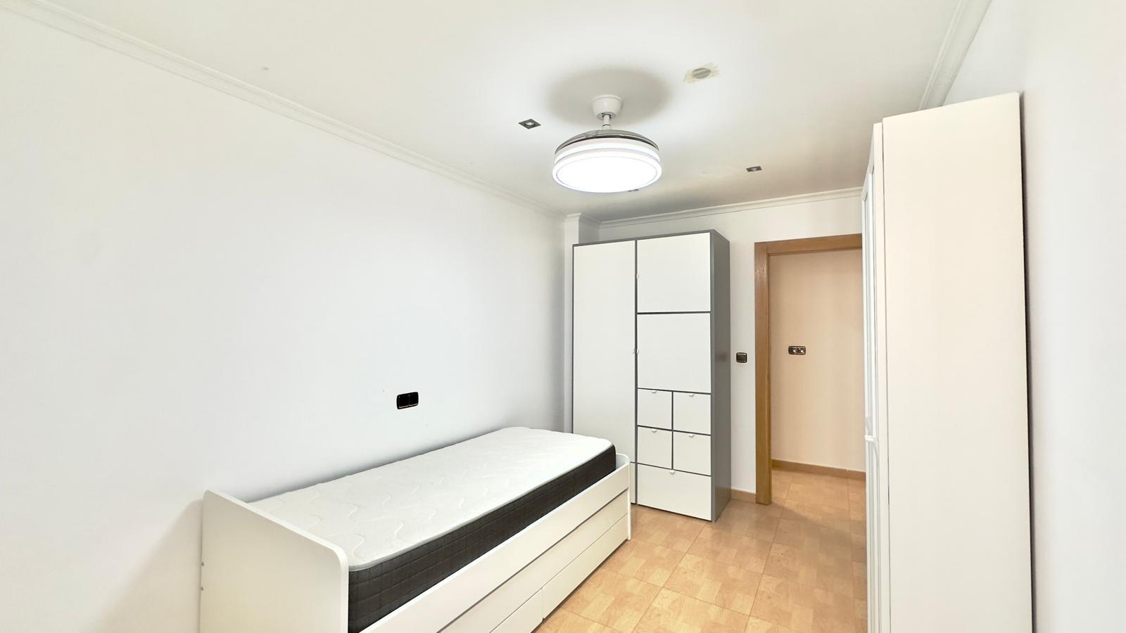 For sale - 3 Bedroom 1 Bathroom Apartment in Torrevieja - Centro  - Alicante