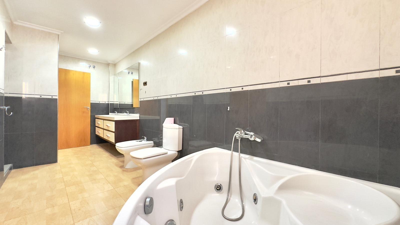 For sale - 3 Bedroom 1 Bathroom Apartment in Torrevieja - Centro  - Alicante