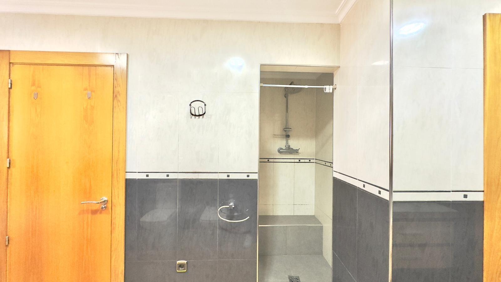 For sale - 3 Bedroom 1 Bathroom Apartment in Torrevieja - Centro  - Alicante