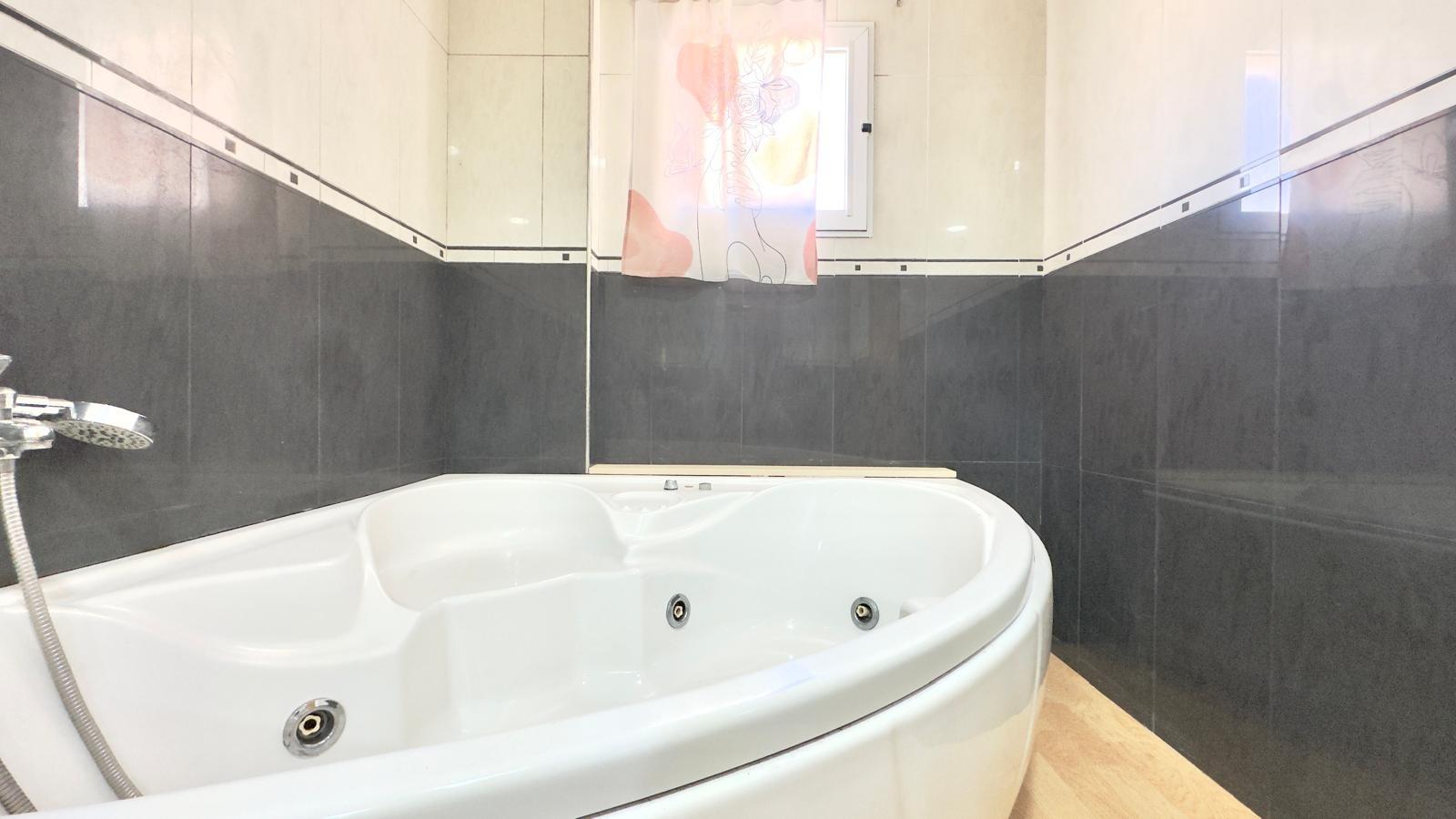 For sale - 3 Bedroom 1 Bathroom Apartment in Torrevieja - Centro  - Alicante