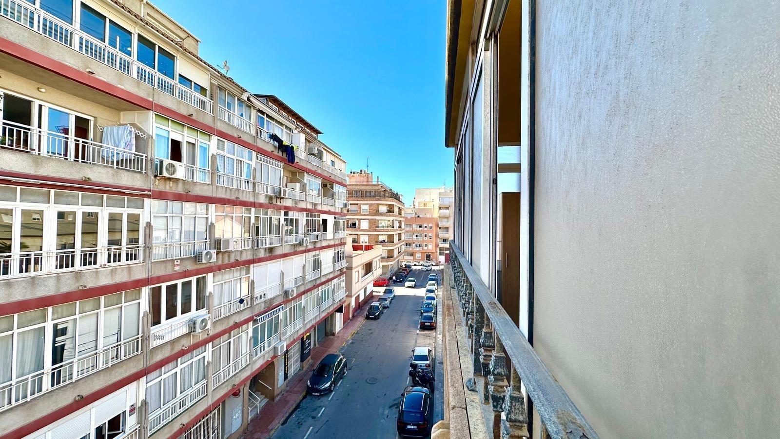 For sale - 3 Bedroom 1 Bathroom Apartment in Torrevieja - Centro  - Alicante