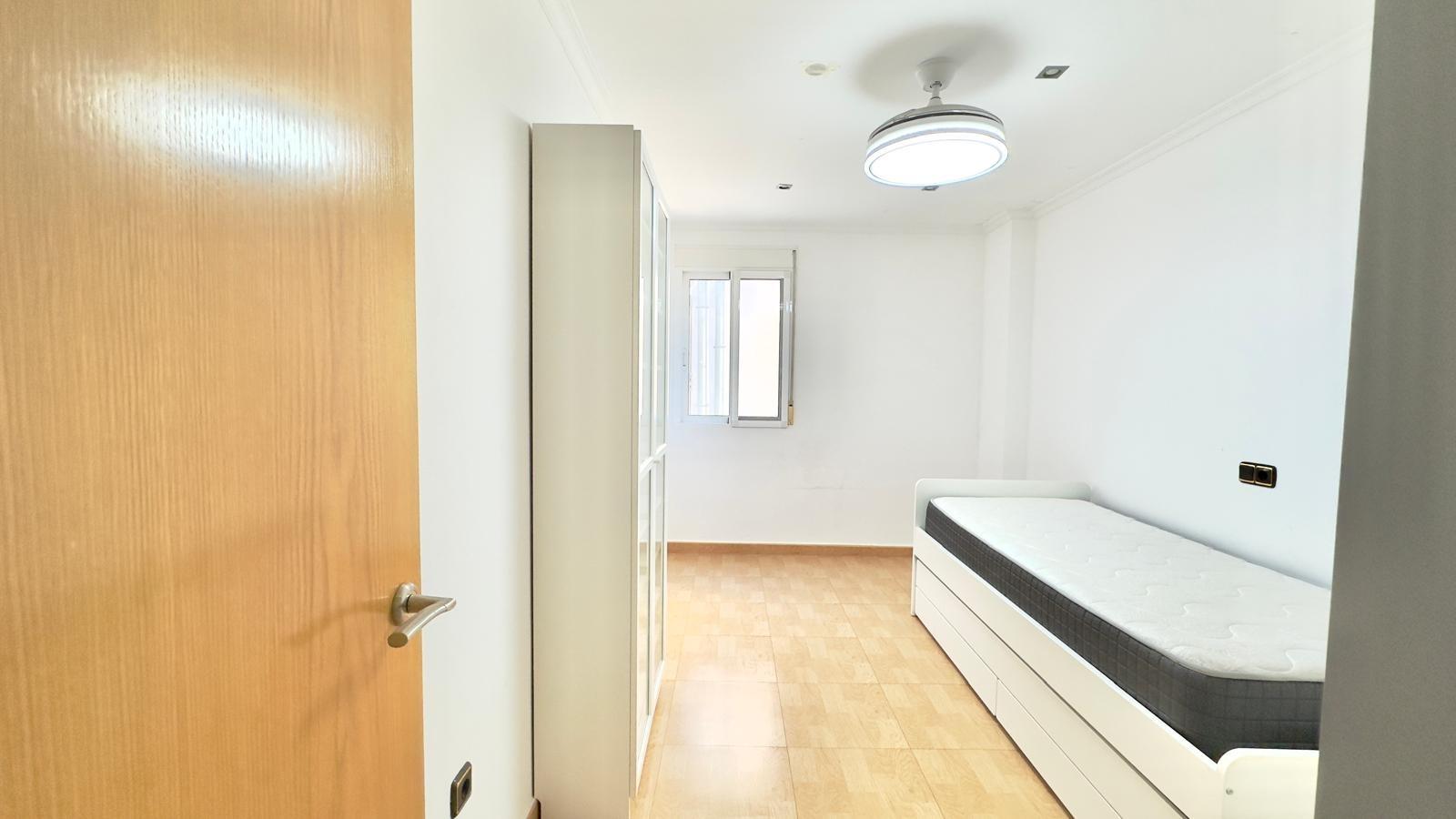 For sale - 3 Bedroom 1 Bathroom Apartment in Torrevieja - Centro  - Alicante