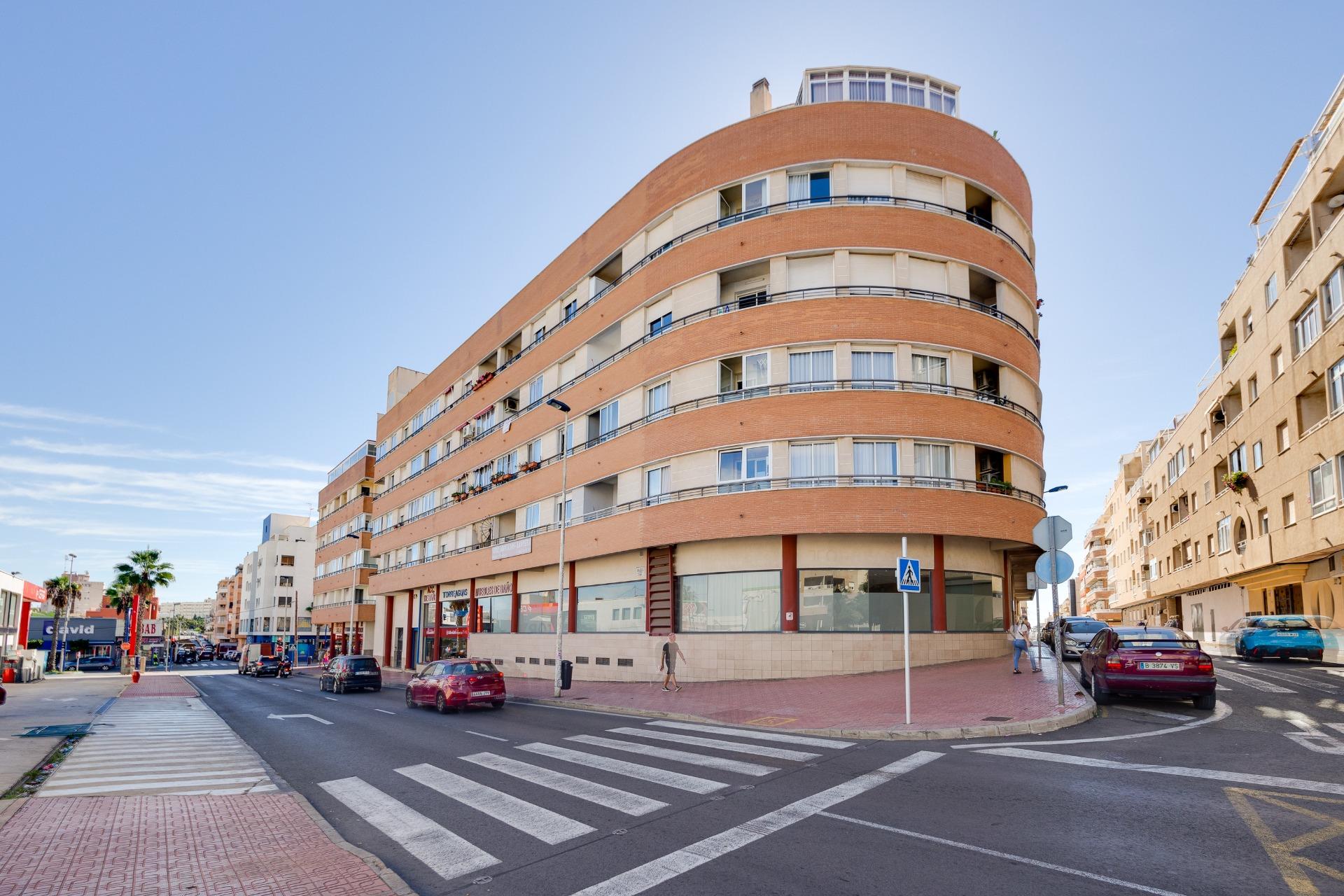 For sale - 3 Bedroom 2 Bathroom Apartment in Torrevieja - Centro  - Alicante