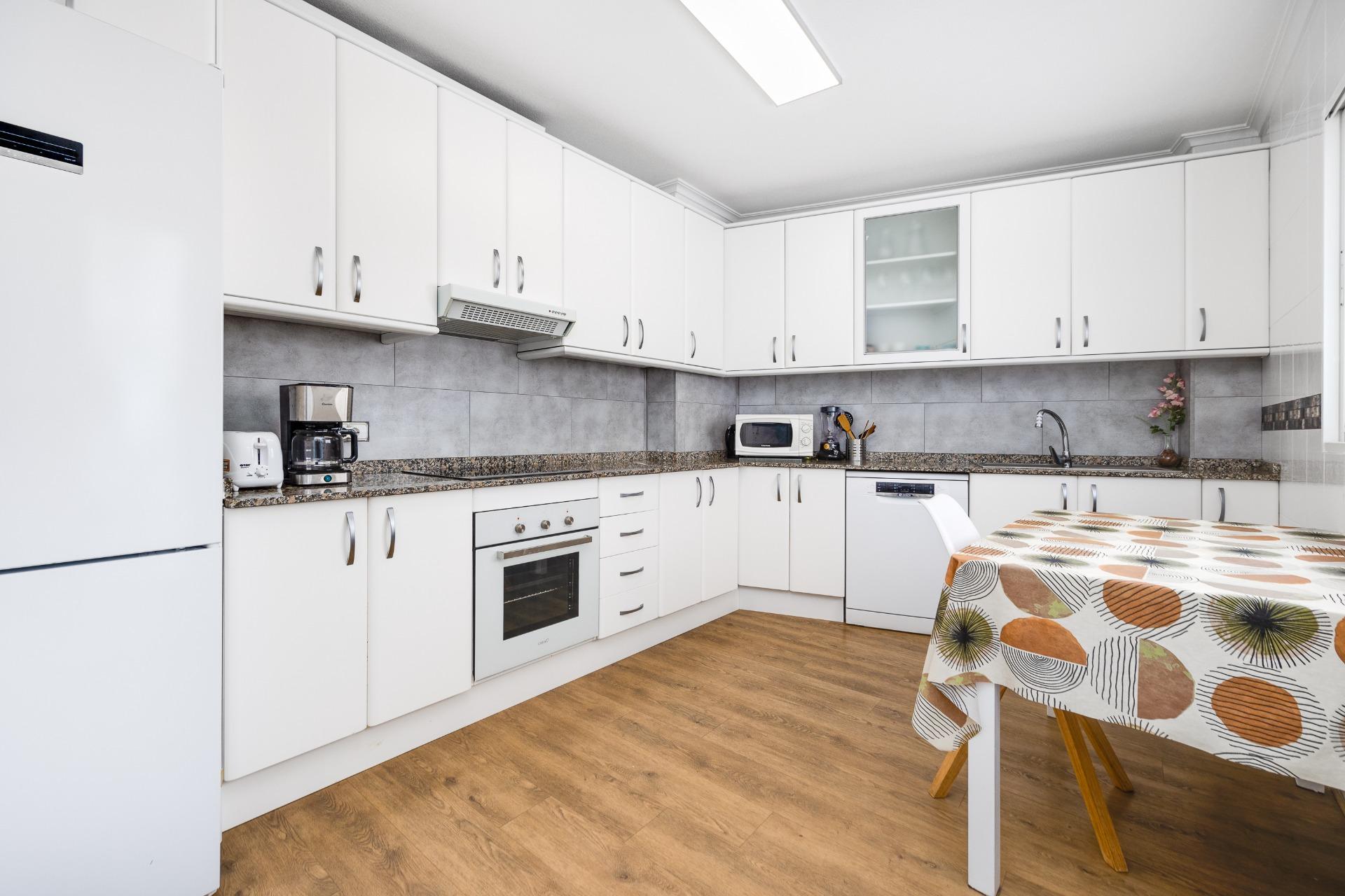 For sale - 3 Bedroom 2 Bathroom Apartment in Torrevieja - Centro  - Alicante