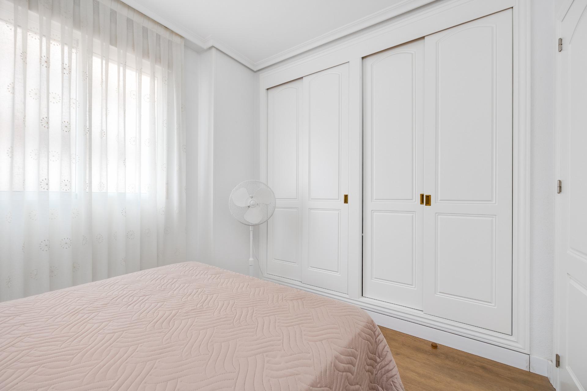For sale - 3 Bedroom 2 Bathroom Apartment in Torrevieja - Centro  - Alicante