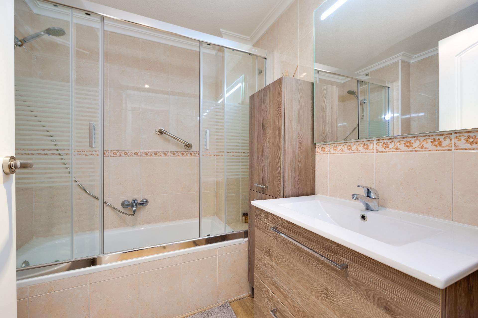 For sale - 3 Bedroom 2 Bathroom Apartment in Torrevieja - Centro  - Alicante