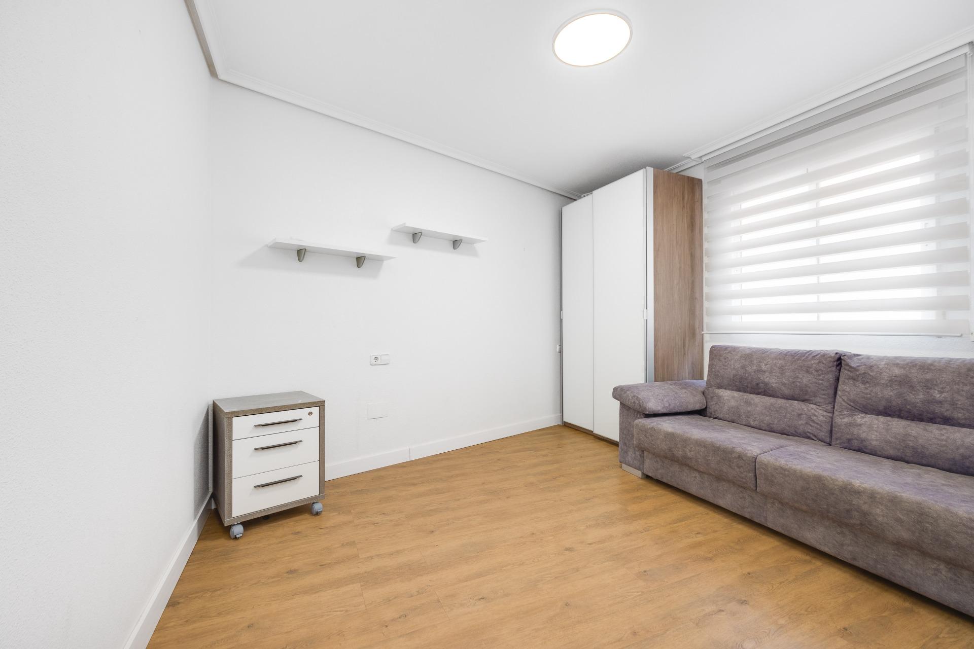 For sale - 3 Bedroom 2 Bathroom Apartment in Torrevieja - Centro  - Alicante