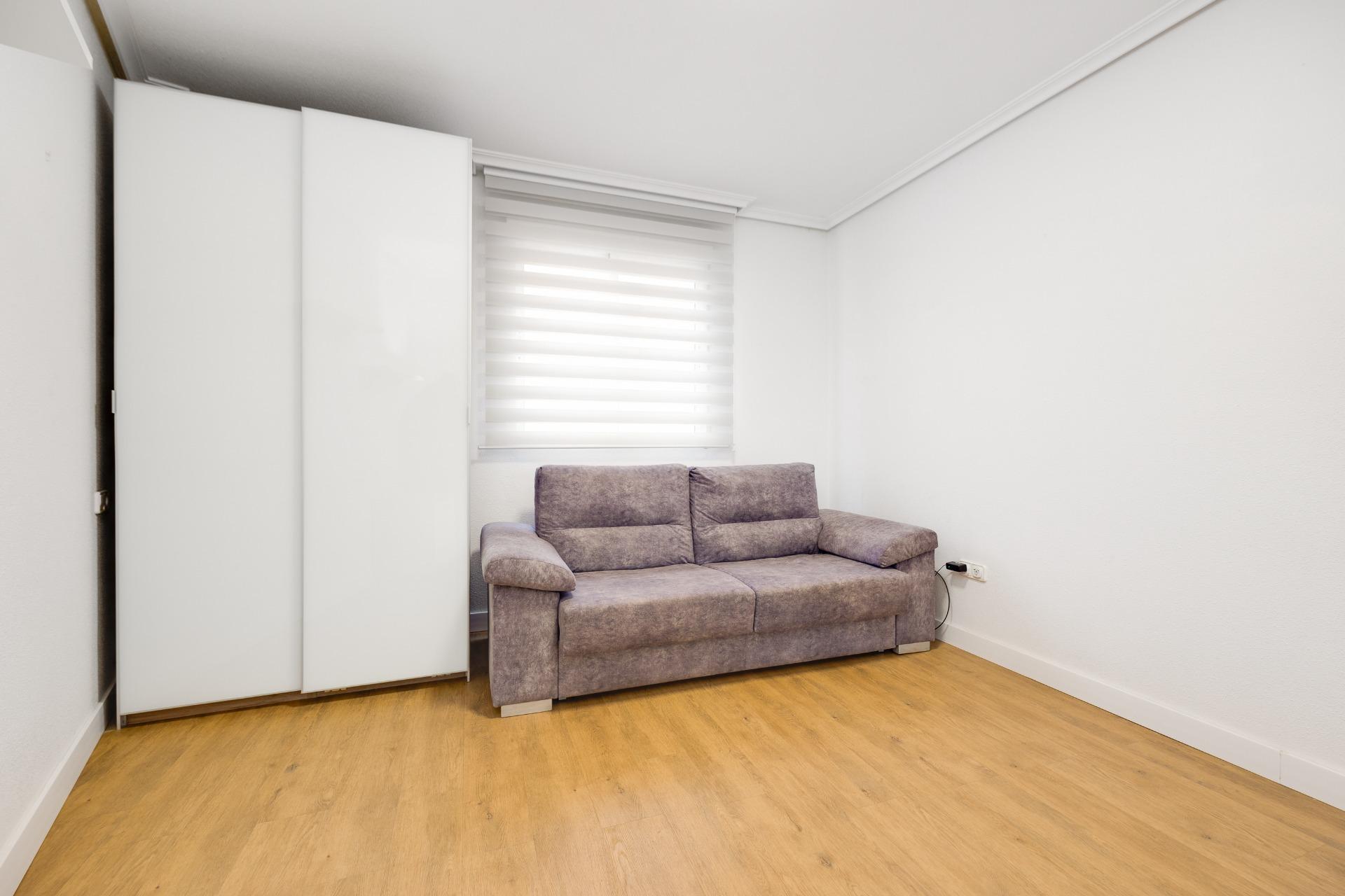 For sale - 3 Bedroom 2 Bathroom Apartment in Torrevieja - Centro  - Alicante