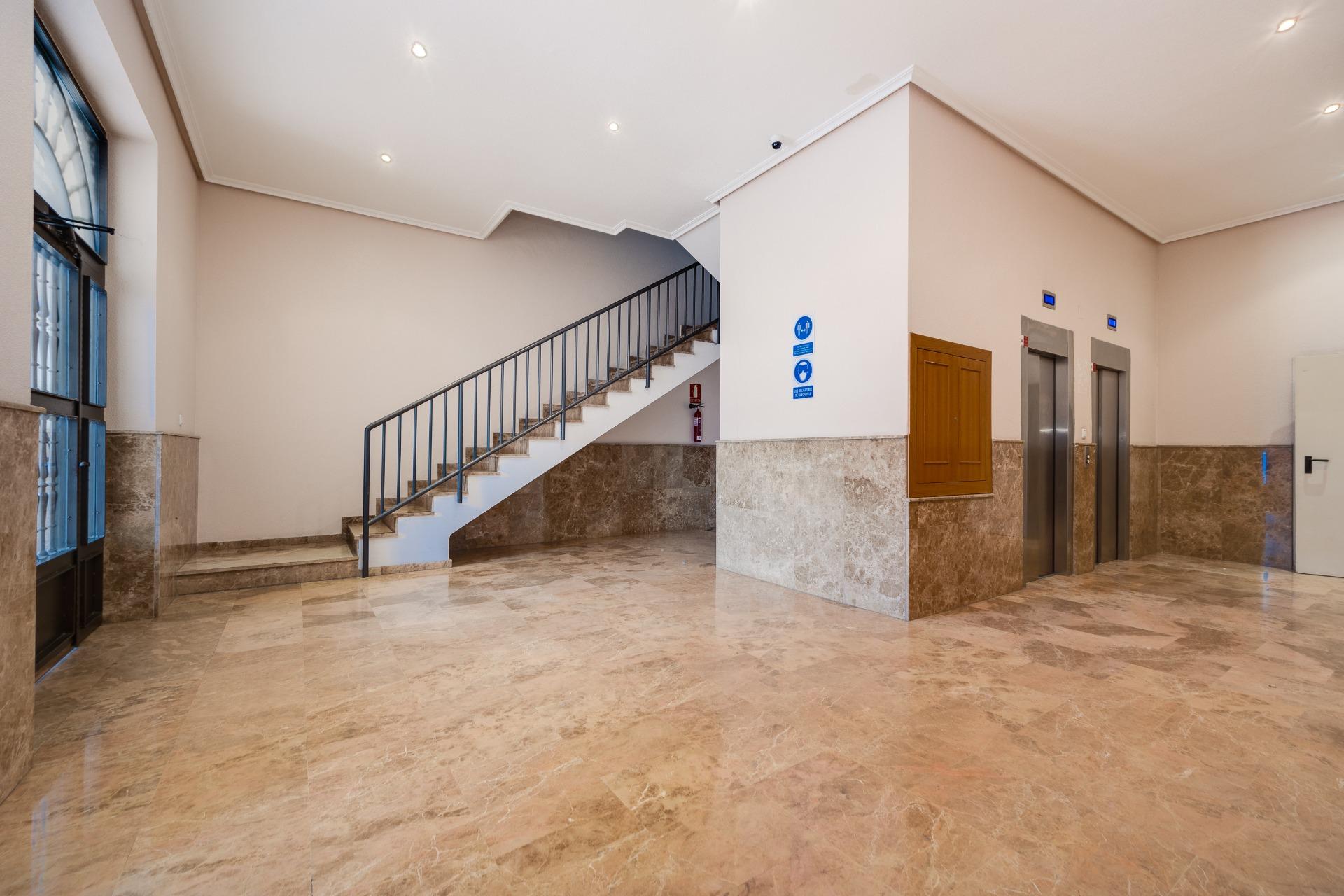For sale - 3 Bedroom 2 Bathroom Apartment in Torrevieja - Centro  - Alicante