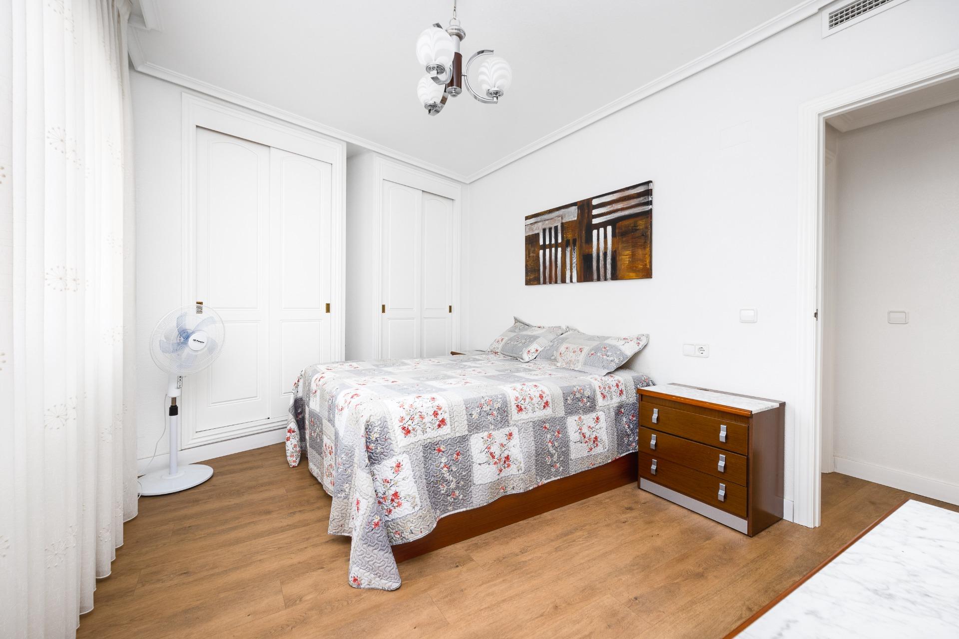 For sale - 3 Bedroom 2 Bathroom Apartment in Torrevieja - Centro  - Alicante