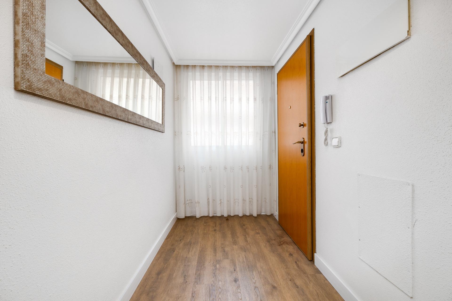 For sale - 3 Bedroom 2 Bathroom Apartment in Torrevieja - Centro  - Alicante