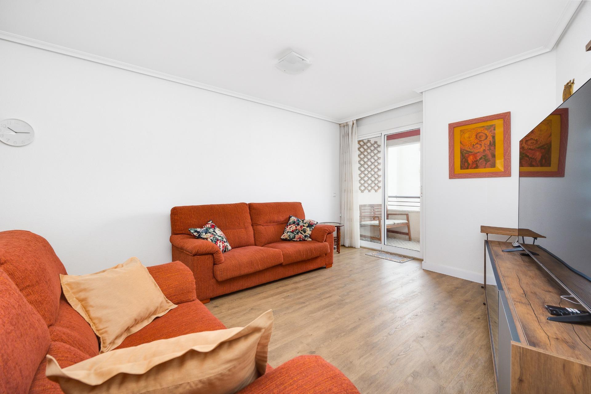 For sale - 3 Bedroom 2 Bathroom Apartment in Torrevieja - Centro  - Alicante