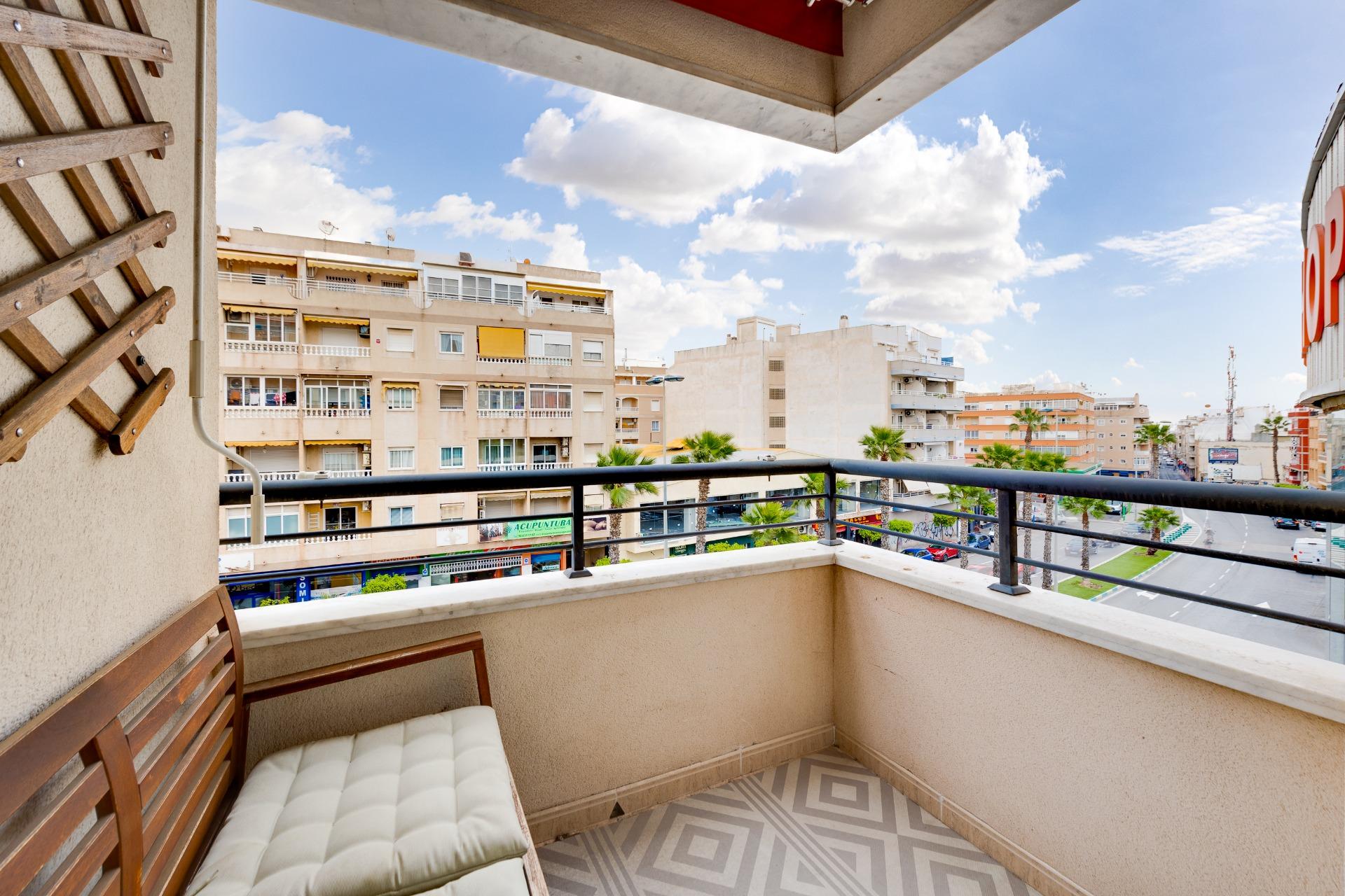 For sale - 3 Bedroom 2 Bathroom Apartment in Torrevieja - Centro  - Alicante