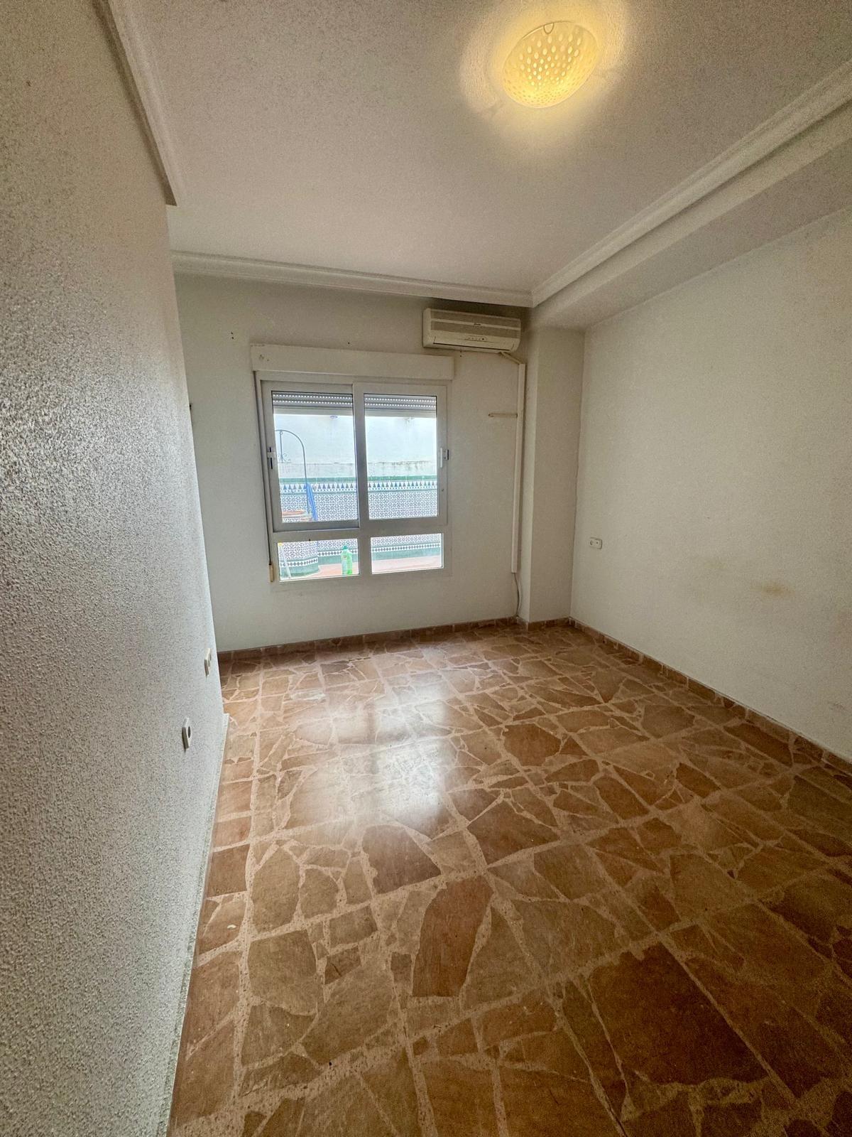 For sale - 5 Bedroom 2 Bathroom Apartment in Torrevieja - Centro  - Alicante