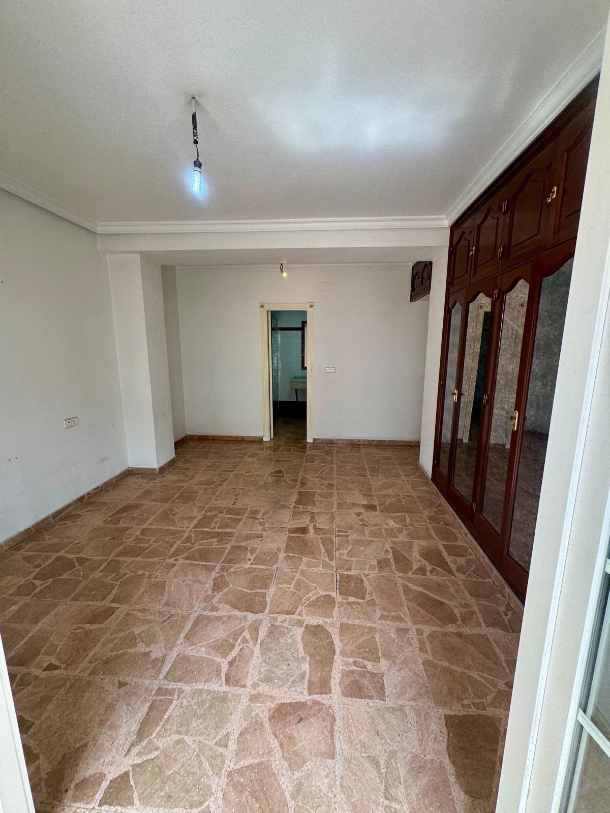 For sale - 5 Bedroom 2 Bathroom Apartment in Torrevieja - Centro  - Alicante