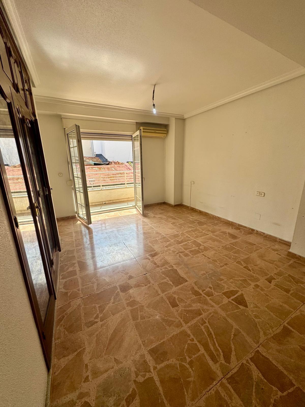 For sale - 5 Bedroom 2 Bathroom Apartment in Torrevieja - Centro  - Alicante
