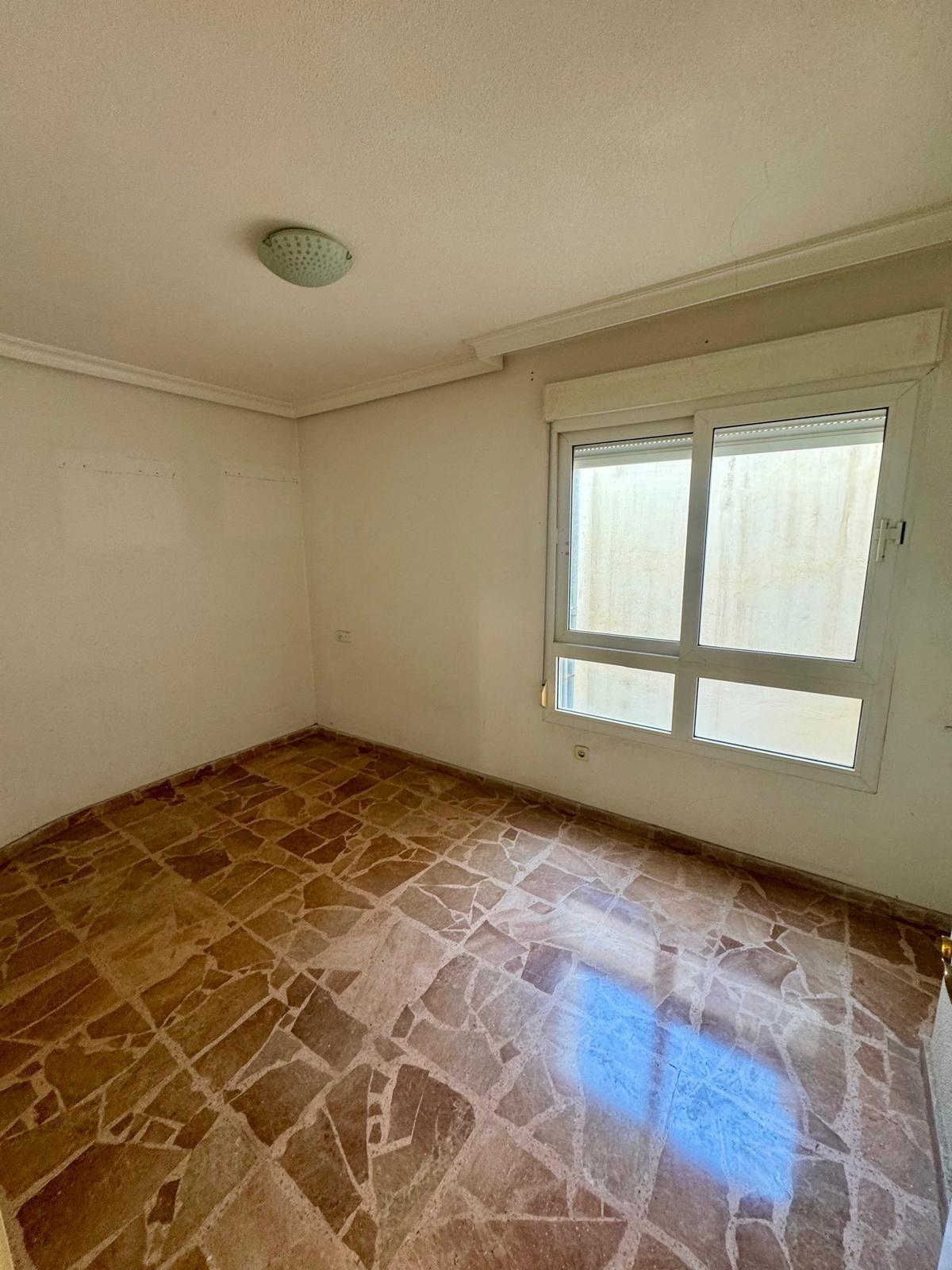 For sale - 5 Bedroom 2 Bathroom Apartment in Torrevieja - Centro  - Alicante