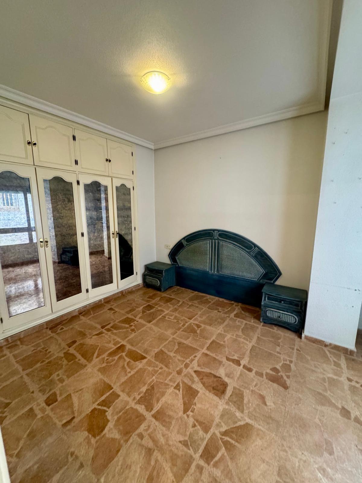 For sale - 5 Bedroom 2 Bathroom Apartment in Torrevieja - Centro  - Alicante