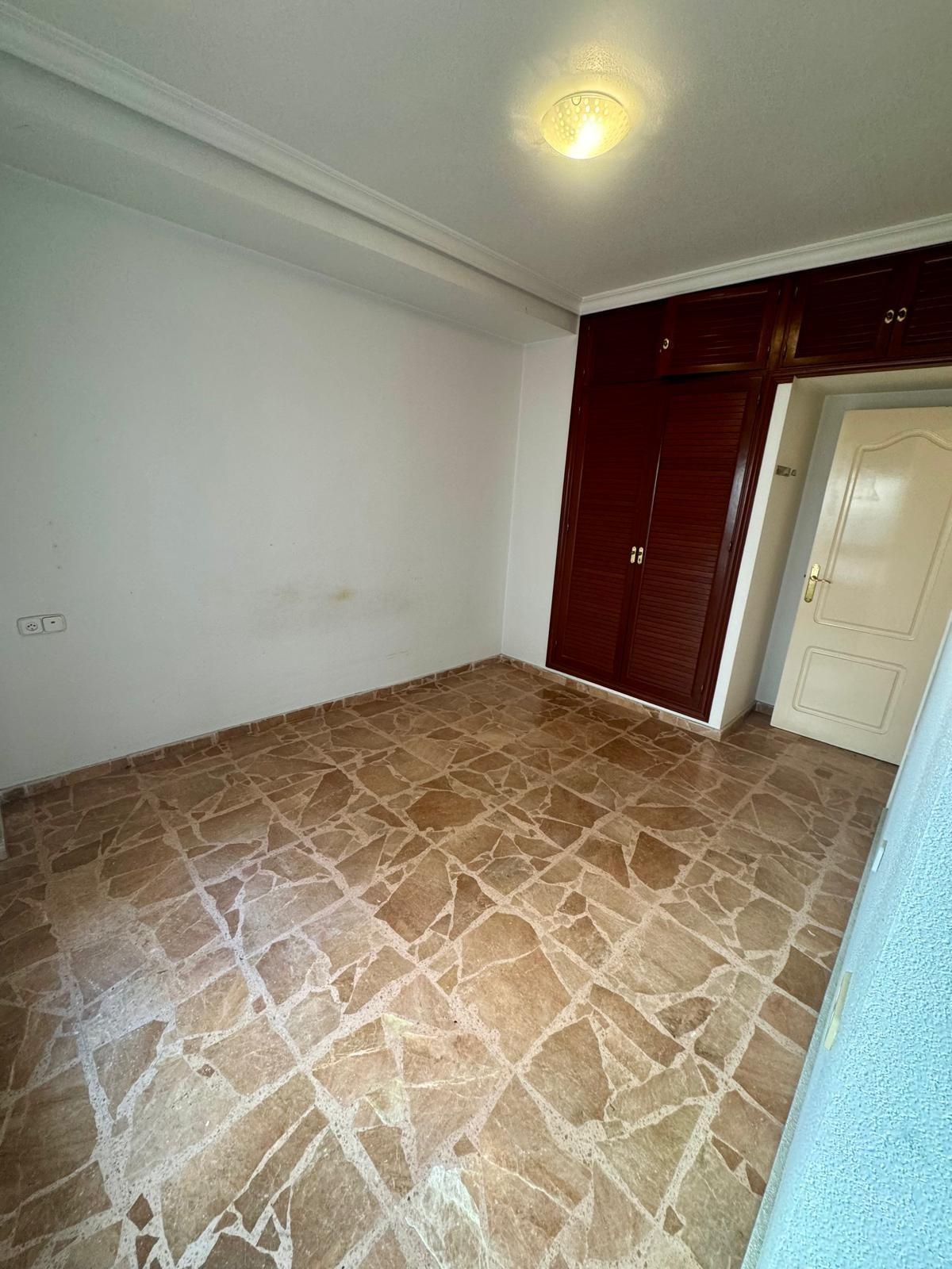 For sale - 5 Bedroom 2 Bathroom Apartment in Torrevieja - Centro  - Alicante