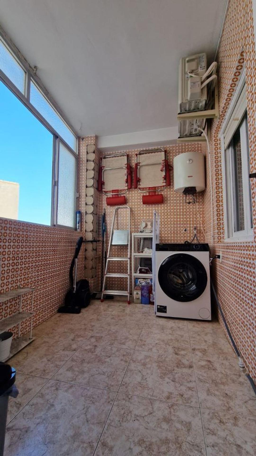 For sale - 3 Bedroom 2 Bathroom Apartment in Torrevieja - Playa De Los Locos  - Alicante