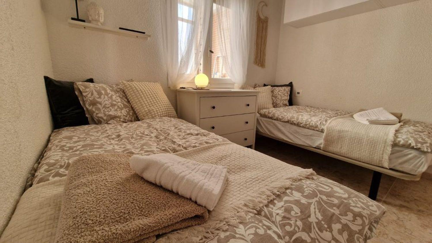 For sale - 3 Bedroom 2 Bathroom Apartment in Torrevieja - Playa De Los Locos  - Alicante
