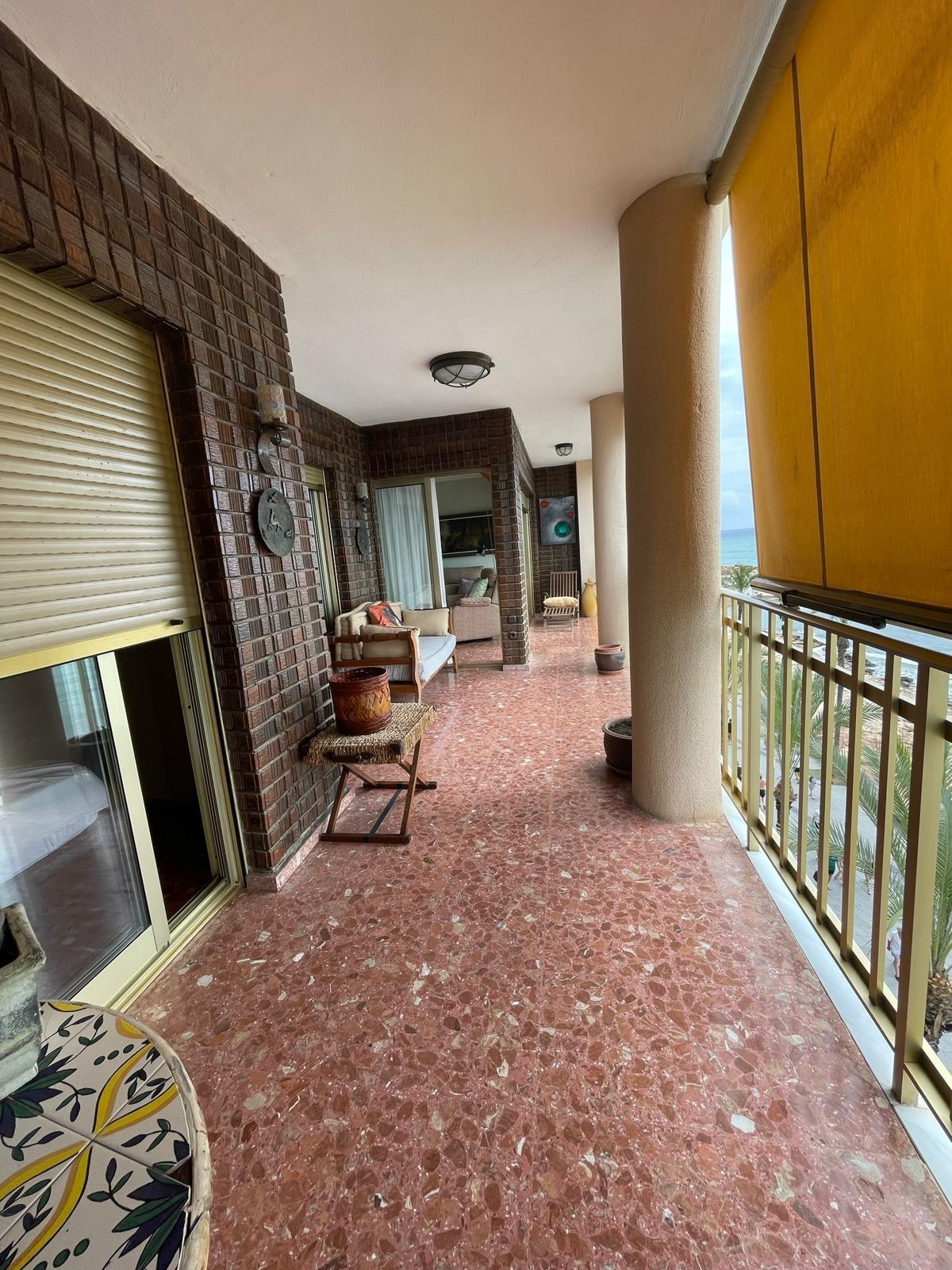 For sale - 4 Bedroom 3 Bathroom Apartment in Torrevieja - Las Piscinas Naturales  - Alicante