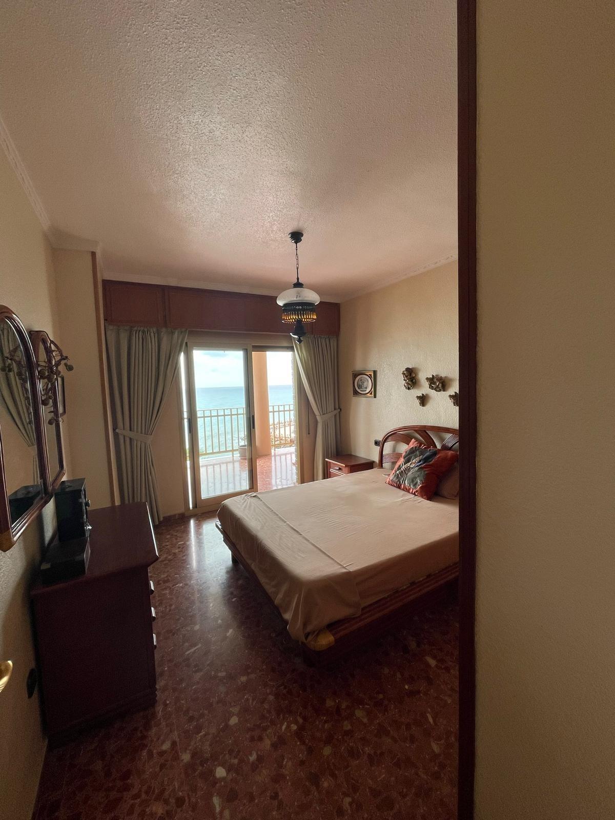For sale - 4 Bedroom 3 Bathroom Apartment in Torrevieja - Las Piscinas Naturales  - Alicante
