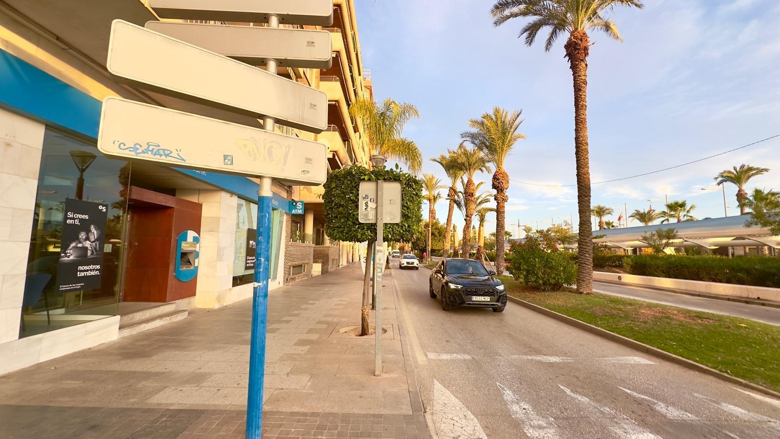 For sale - 4 Bedroom 2 Bathroom Apartment in Torrevieja - Torrevieja  - Alicante