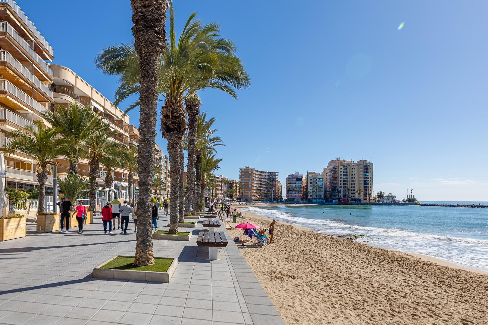 For sale - 2 Bedroom 1 Bathroom Penthouse in Torrevieja - Centro  - Alicante