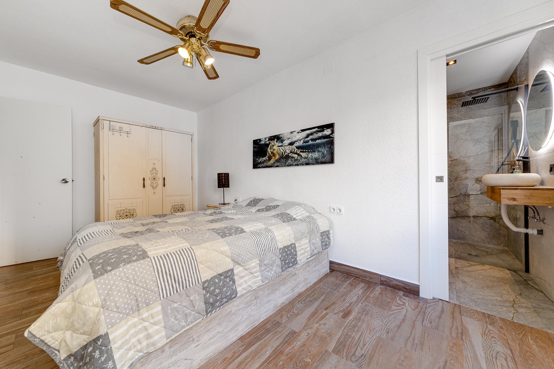 For sale - 3 Bedroom 2 Bathroom Apartment in Torrevieja - Playa Del Cura  - Alicante