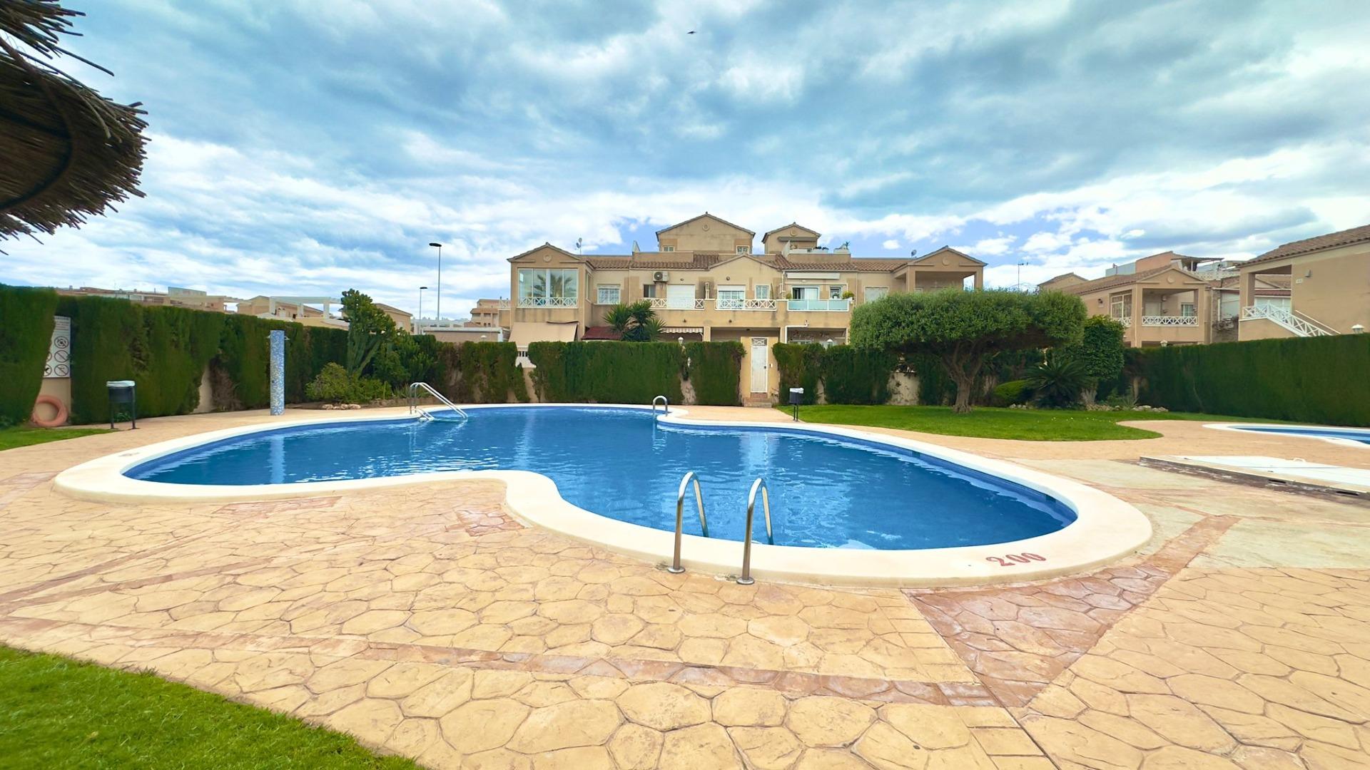 For sale - 2 Bedroom 1 Bathroom Bungalow in Torrevieja - Centro  - Alicante