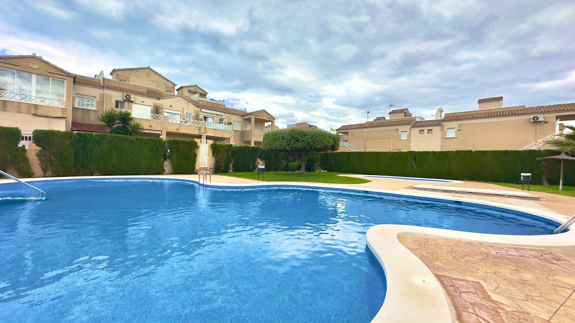 For sale - 2 Bedroom 1 Bathroom Bungalow in Torrevieja - Centro  - Alicante