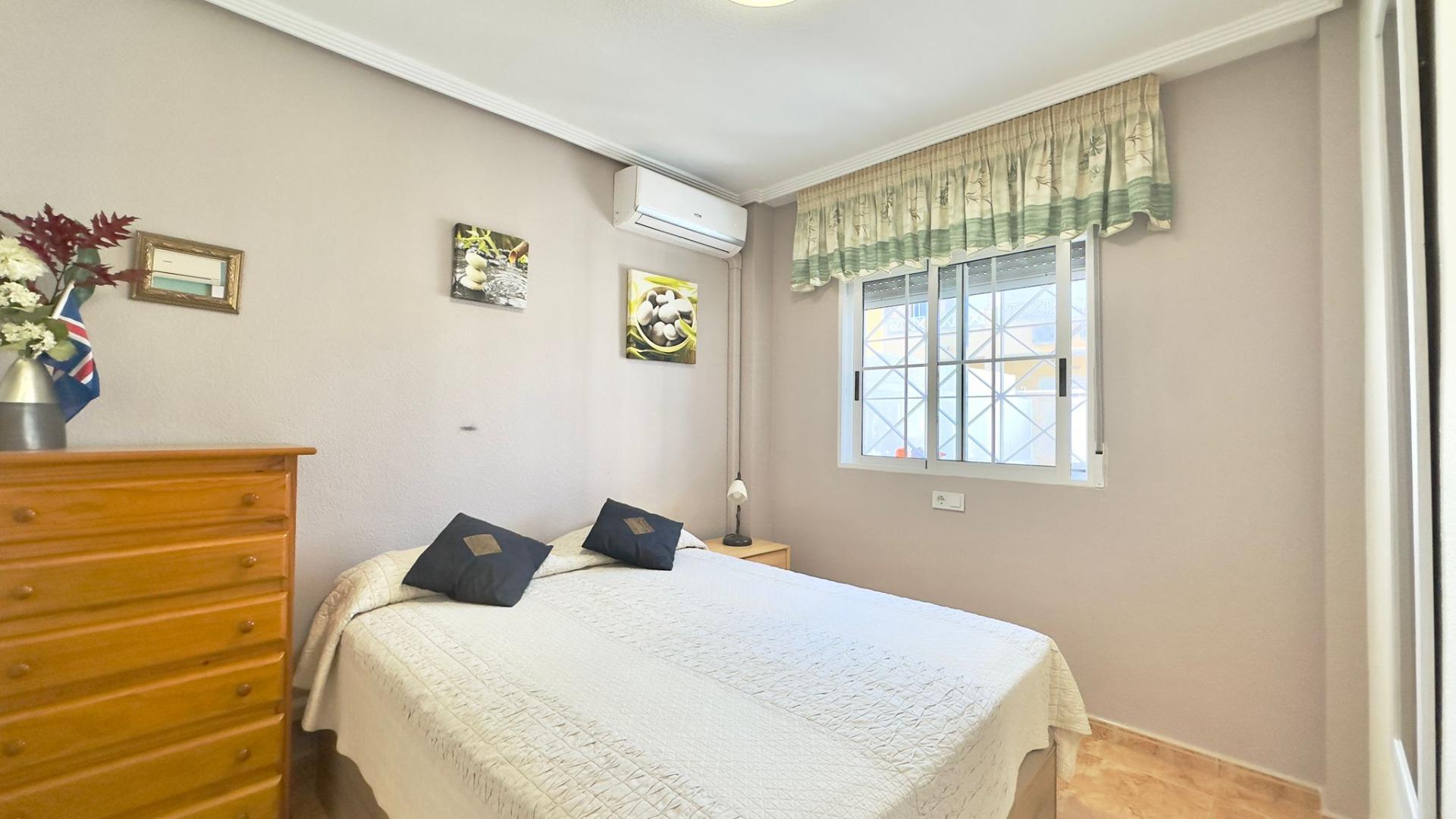 For sale - 2 Bedroom 1 Bathroom Bungalow in Torrevieja - Centro  - Alicante