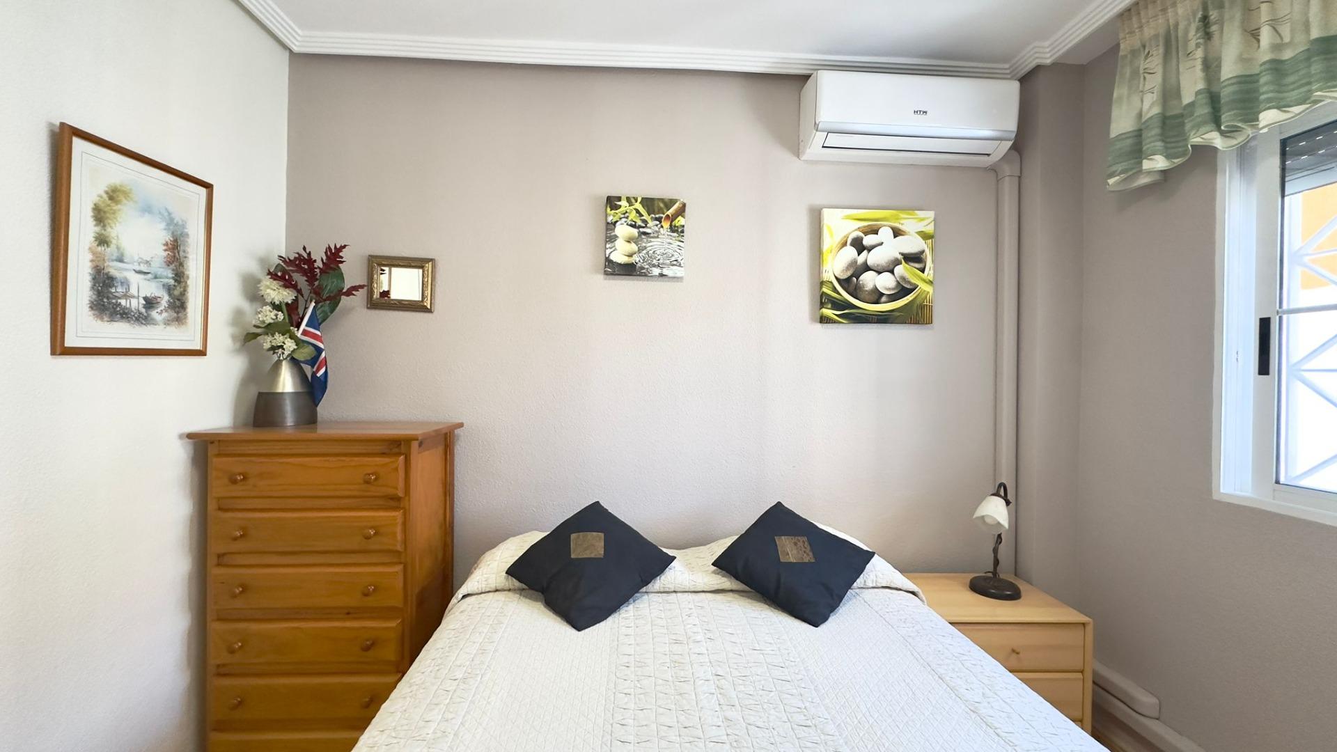 For sale - 2 Bedroom 1 Bathroom Bungalow in Torrevieja - Centro  - Alicante