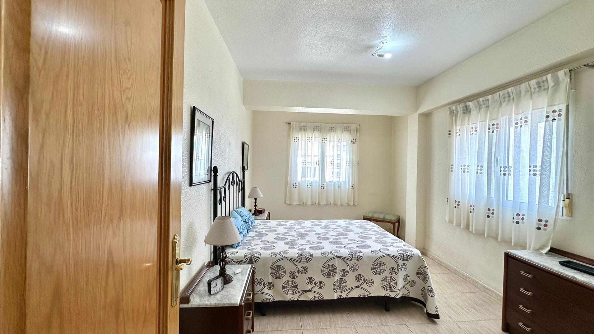 For sale - 3 Bedroom 1 Bathroom Apartment in Torrevieja - Estacion De Autobuses  - Alicante