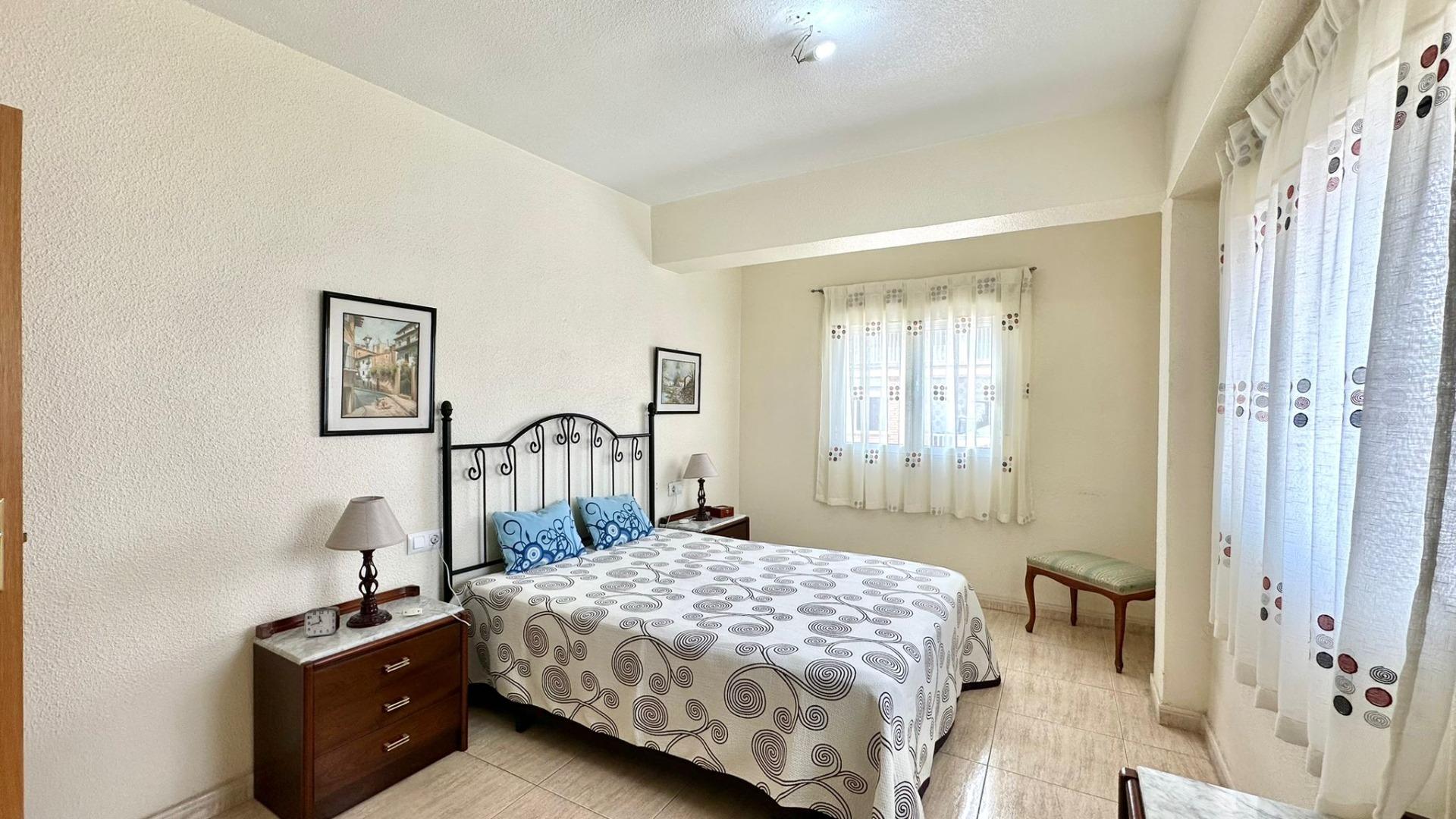 For sale - 3 Bedroom 1 Bathroom Apartment in Torrevieja - Estacion De Autobuses  - Alicante