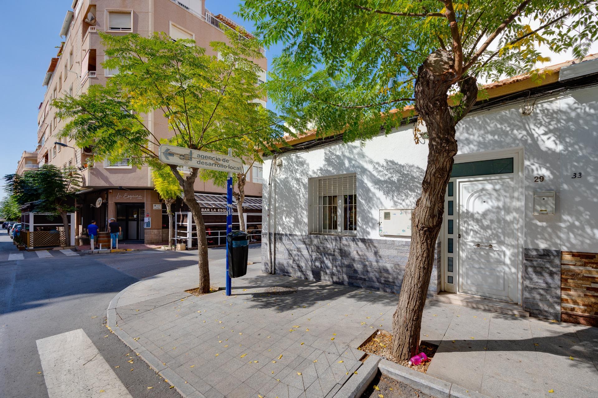 For sale - 3 Bedroom 1 Bathroom Town House in Torrevieja - Centro  - Alicante