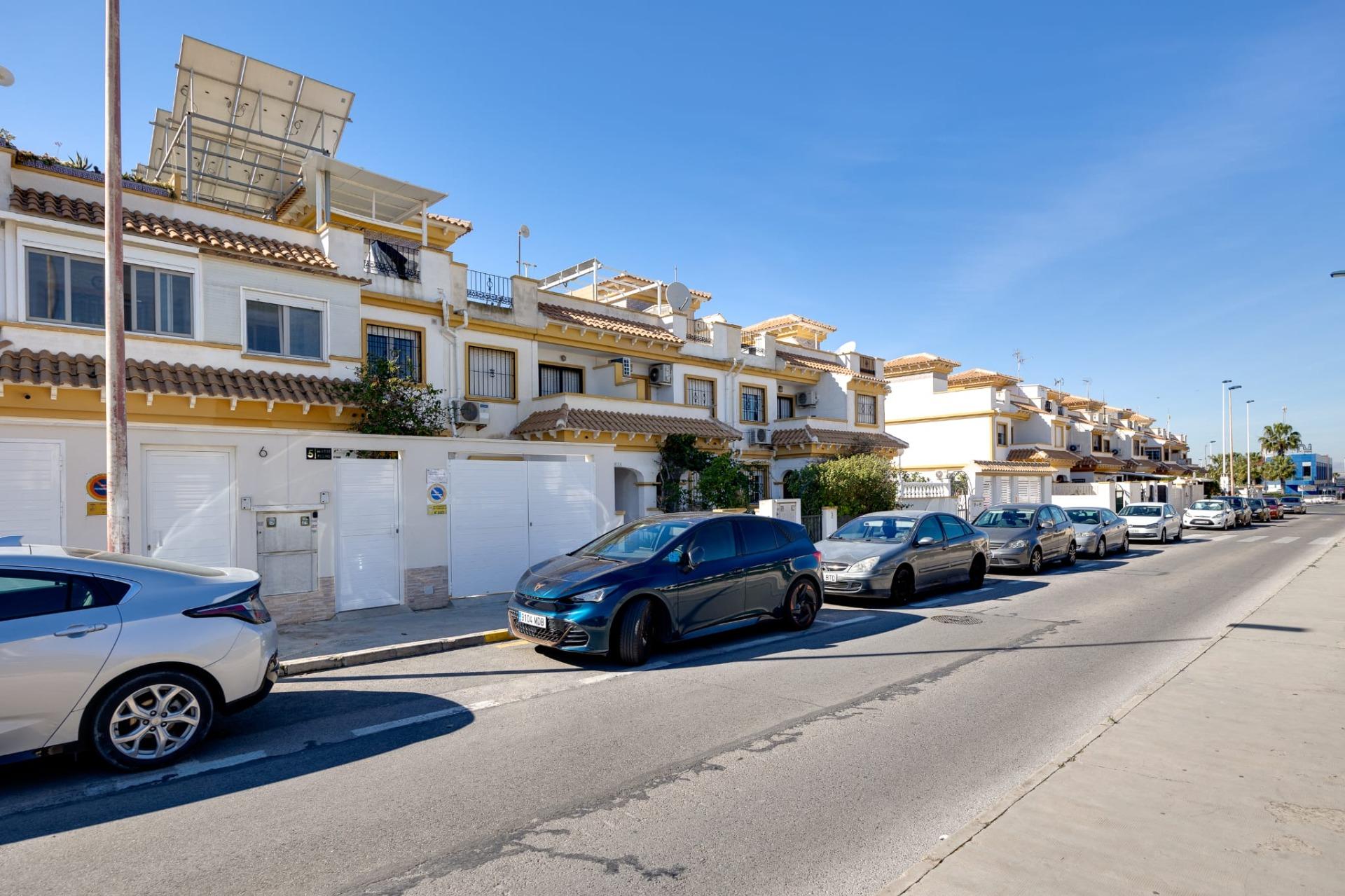 For sale - 3 Bedroom 1 Bathroom Town House in Torrevieja - aguas nuevas  - Alicante