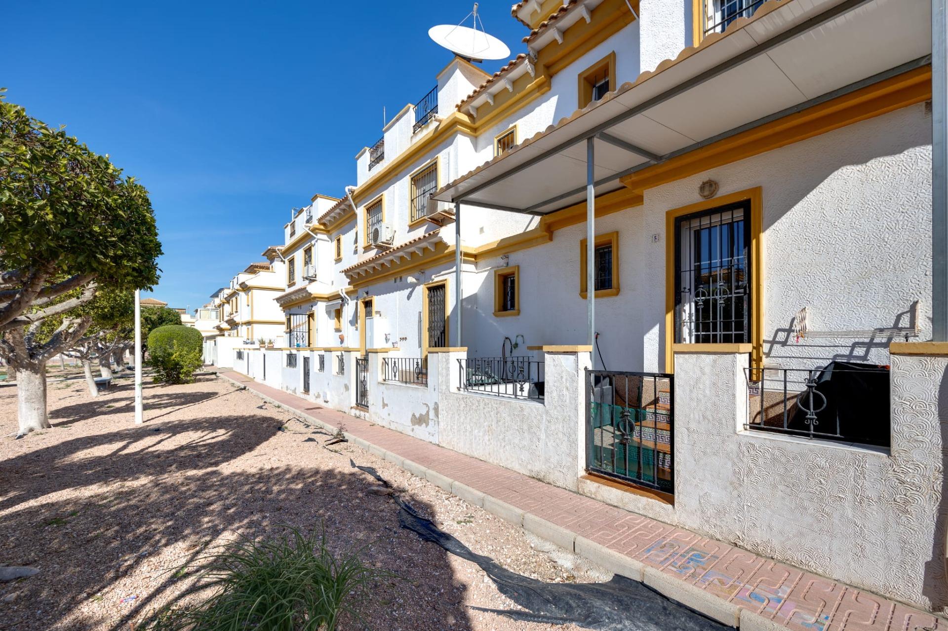 For sale - 3 Bedroom 1 Bathroom Town House in Torrevieja - aguas nuevas  - Alicante
