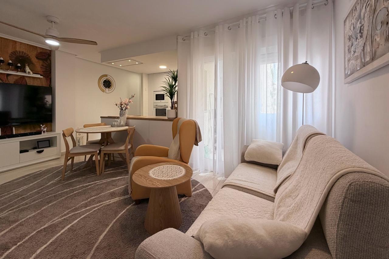 For sale - 3 Bedroom 2 Bathroom Apartment in Torrevieja - Centro  - Alicante