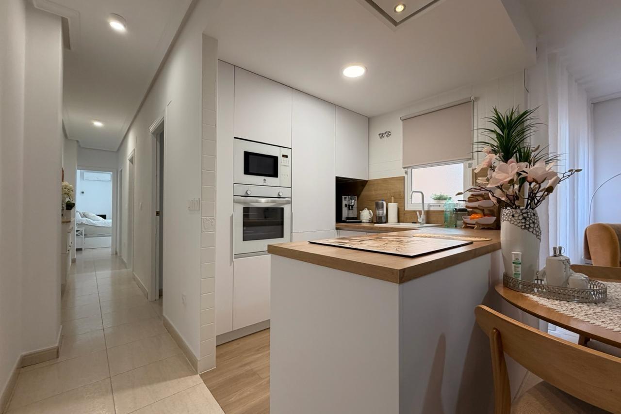 For sale - 3 Bedroom 2 Bathroom Apartment in Torrevieja - Centro  - Alicante