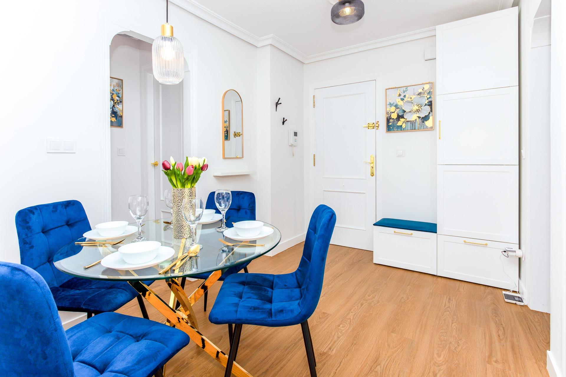 For sale - 2 Bedroom 1 Bathroom Apartment in Torrevieja - Centro  - Alicante
