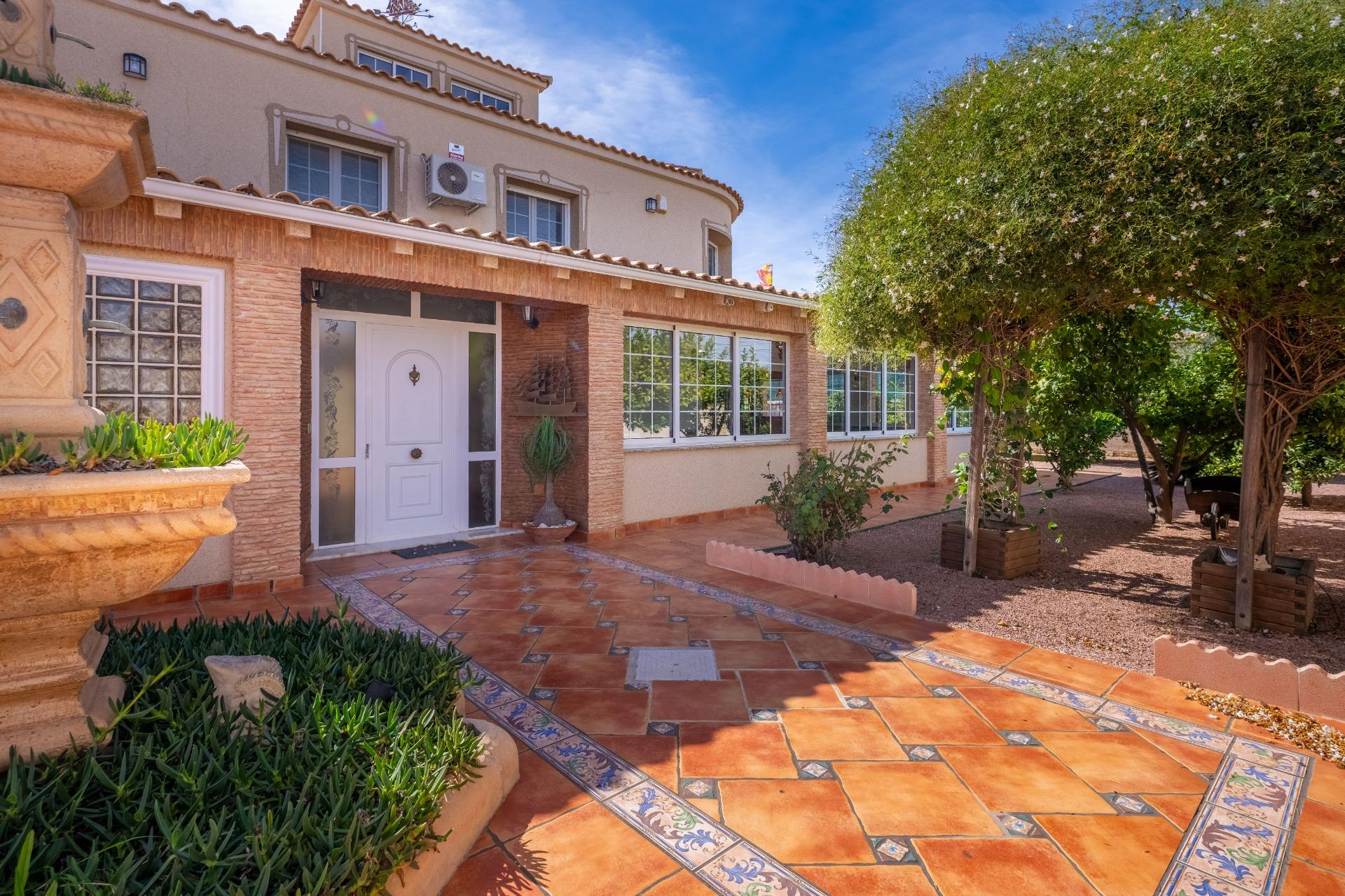 For sale - 6 Bedroom 3 Bathroom Villa in Torrevieja - El Chaparral  - Alicante