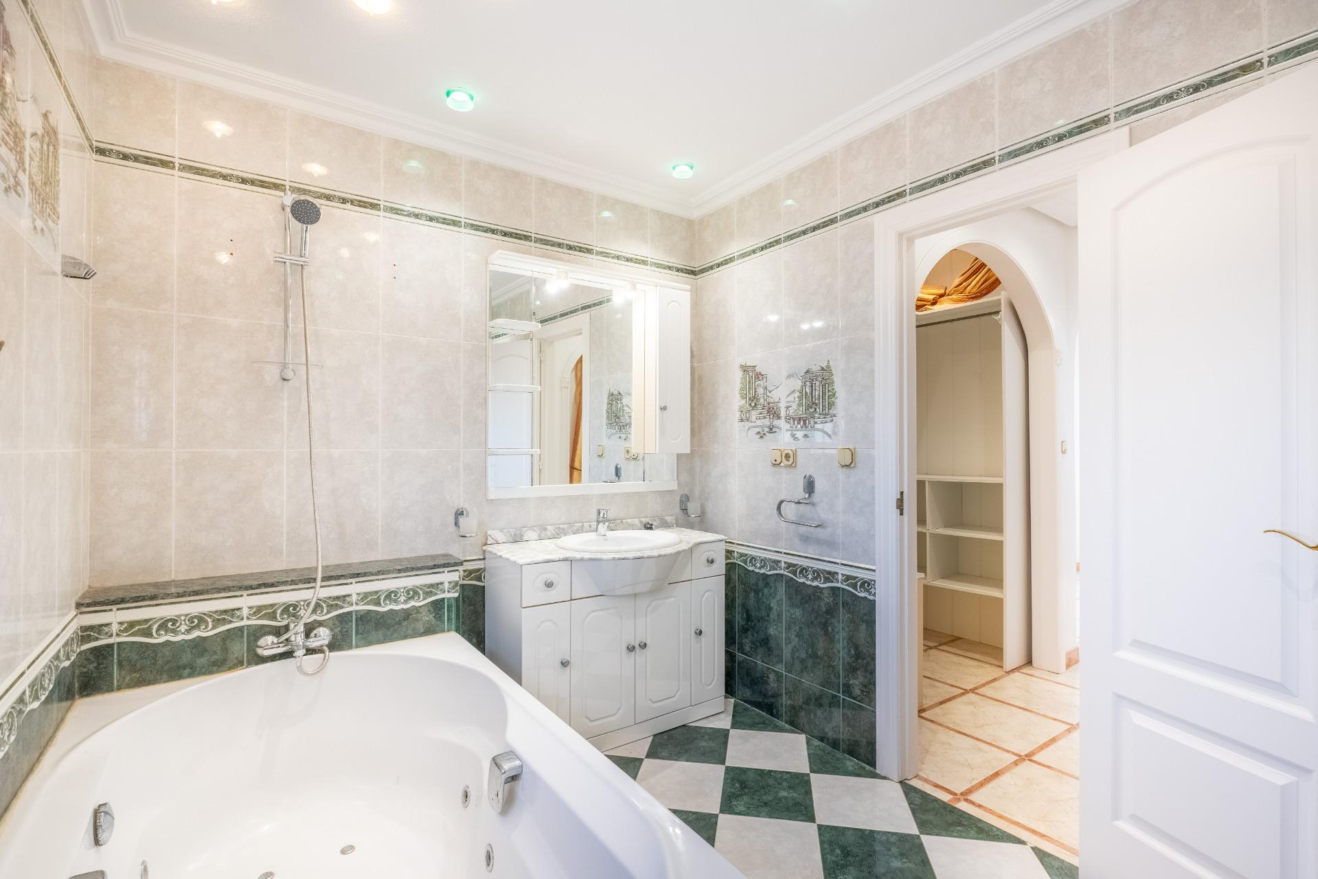 For sale - 6 Bedroom 3 Bathroom Villa in Torrevieja - El Chaparral  - Alicante